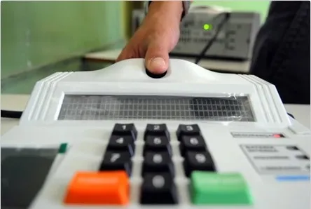 Para quem tem biometria, a identificação é feita pela impressão digital no leitor da mesa. Foto: Divulgação TSE