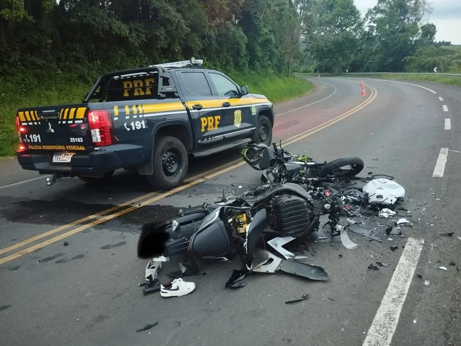 Motociclistas eram uma mulher de 21 anos e um homem de 32 Foto : PRF / CP