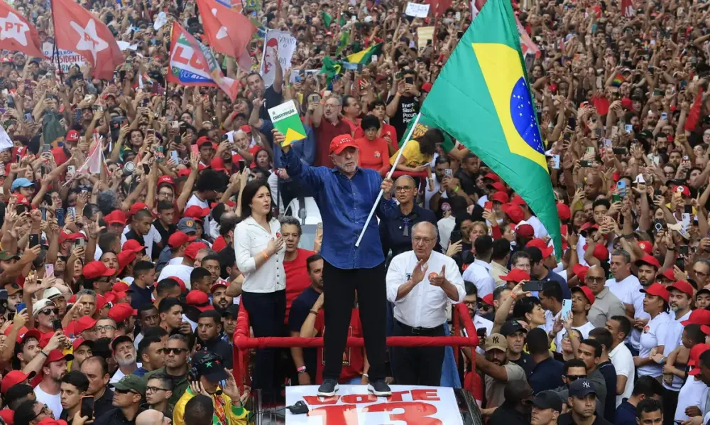 Lula vence Flávio Bolsonaro no segundo turno e é reeleito presidente do Brasil com 51,74% dos votos