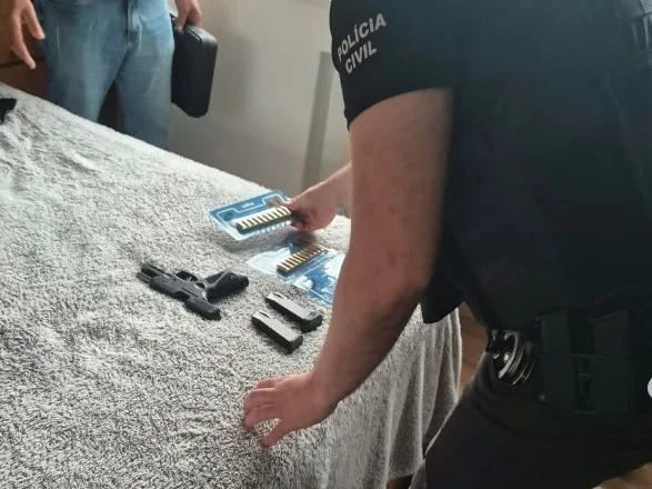 Polícia apreendeu uma pistola e 40 munições Foto : Divulgação/ Polícia Civil