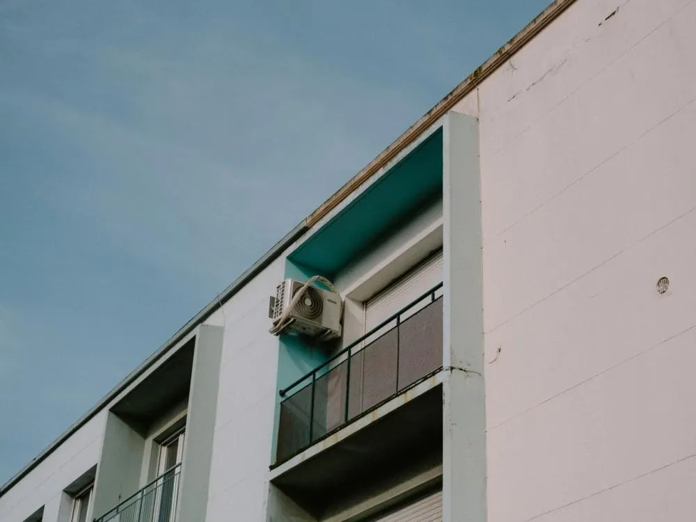 Onde instalar o ar-condicionado? O erro de posicionamento que destrói a eficiência térmica