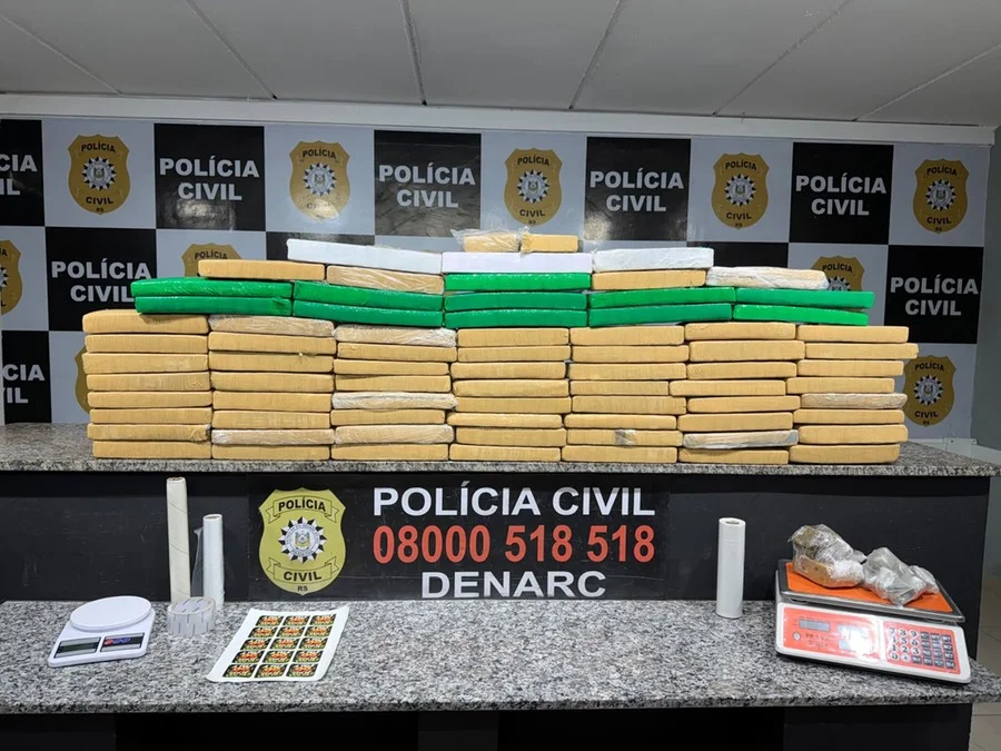 Em Cachoeirinha, a Polícia Civil apreendeu 75 tijolos de maconha, totalizando 53 kg da droga Foto : Polícia Civil / CP
