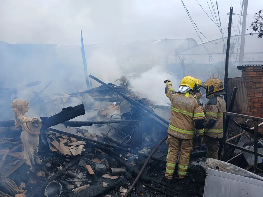 Duas casas e um galpão são destruídos por incêndio em Porto Alegre Foto : Alina Souza