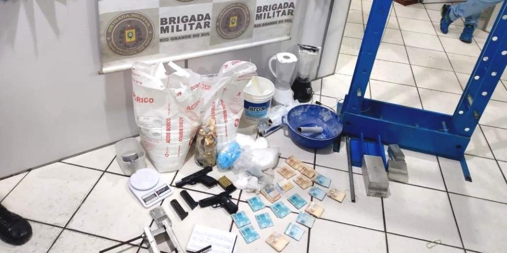 Maquinário usado na prensagem dos tijolos de entorpecentes foi também recolhido pelos policiais militares | Foto: Brigada Militar / CP