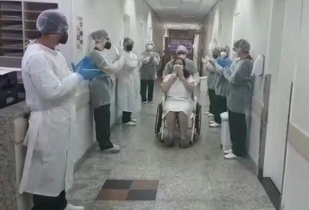 Ao receber alta profissionais da saúde comemoraram com Margarete — Foto: Reprodução/Hospital de Clínicas de Passo Fundo