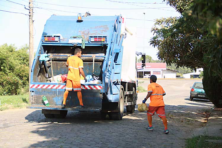 Caminhões receberam bicas de água e detergente líquido para a higiene das mãos