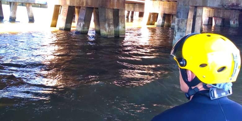 Varredura acontece até sob as pontes e também na beira-mar | Foto: Renato Dias / Correio do Imbé / Especial / CP