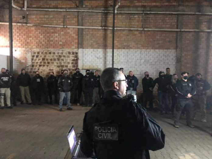 Agentes cumprem 20 mandados de busca e apreensão em apartamentos tomados pela facção. Foto: Polícia Civil/Divulgação