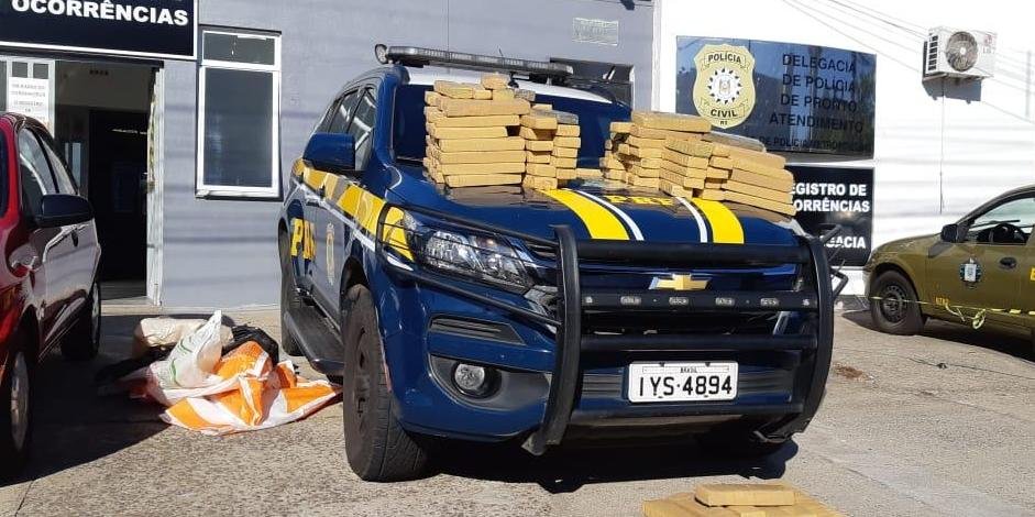 Condutor foi preso em flagrante por tráfico de drogas após o entorpecente ser encontrado no carro | Foto: PRF/ CP