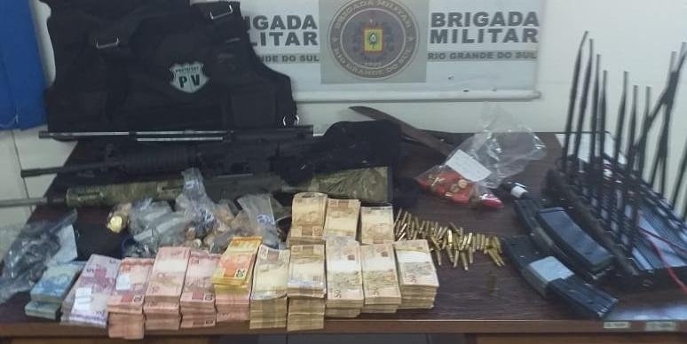 Polícia apreendeu dinheiro e armamentos ao realizar as duas prisões | Foto: CRPO Planalto / Brigada Militar / Divulgação / CP
