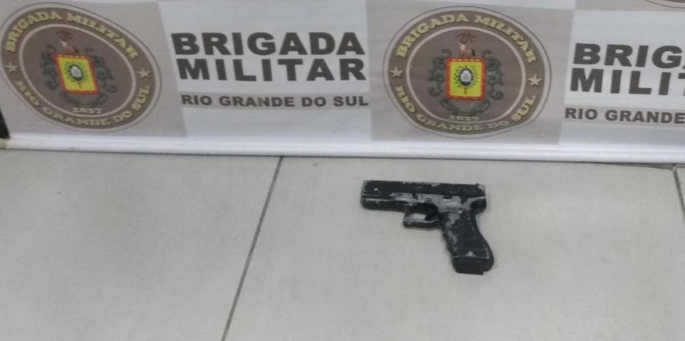 Um simulacro de pistola foi apreendido com um dos criminosos | Foto: Brigada Militar / CP