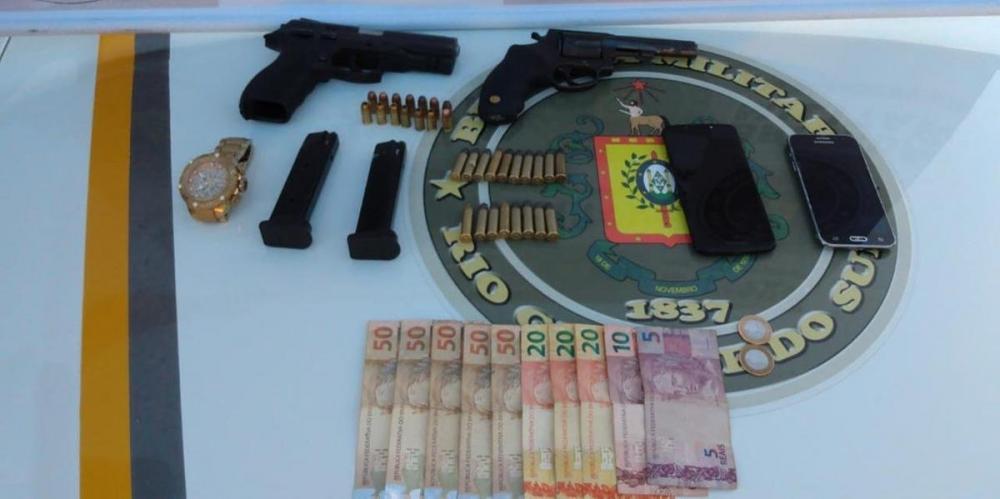 Na Capital, o 1º BPM flagrou um trio com armamento, munição e dinheiro | Foto: Brigada Militar / CP