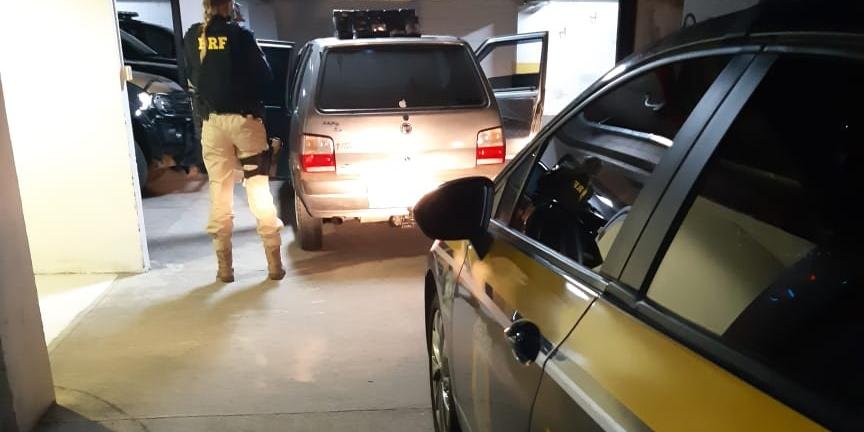 Entorpecente estava escondido na forração das portas de um Fiat Uno que despertou a suspeita ao trafegar em alta velocidade | Foto: PRF / CP
