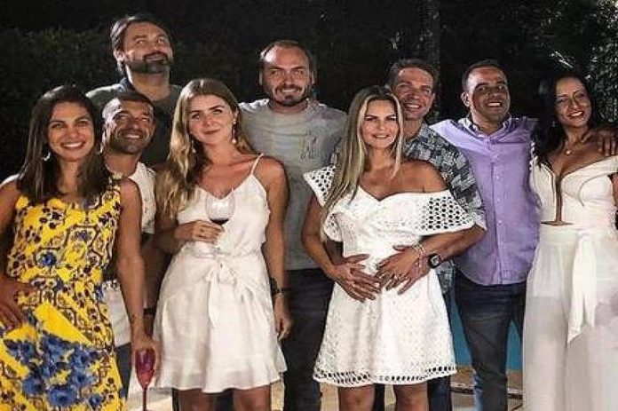 Foto do Instagram de Carlos Bolsonaro. Ramagem é o homem com a camisa xadrez ao lado direito do filho do presidente (Foto: Divulgação / Instagram)