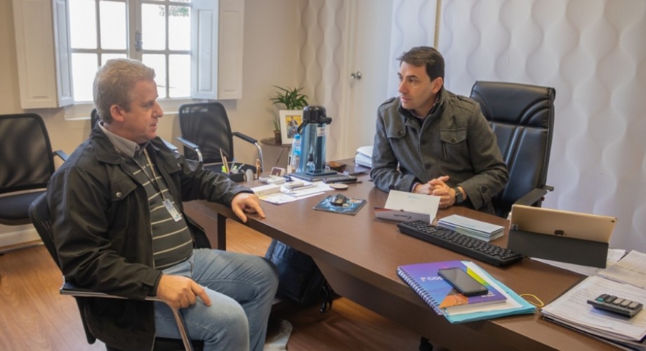 Prefeito Iura Kurtz recebeu em seu gabinete o facilitador da Coprel, Luis Fernando Volpato, que detalhou o projeto (Foto: Divulgação/PM Marau)