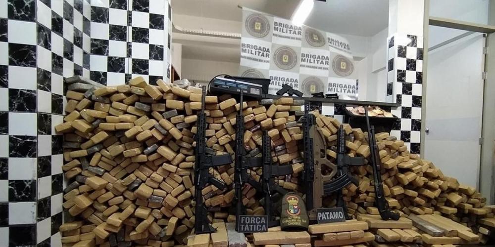 Quatro fuzis, duas espingardas e uma pistola, além de munição, cerca de 1,5 quilo de cocaína e quase R$ 84,5 mil em dinheiro foram também recolhidos | Foto: Brigada Militar / CP