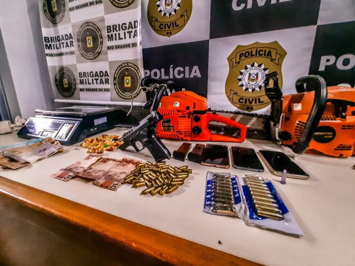 Materiais apreendidos durante a operação (Foto: BM / Divulgação)