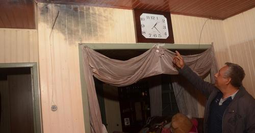 Cláudio mostra que o relógio da sala parou de funcionar à 1h24min desta quarta-feira (Foto: Alvaro Pegoraro)