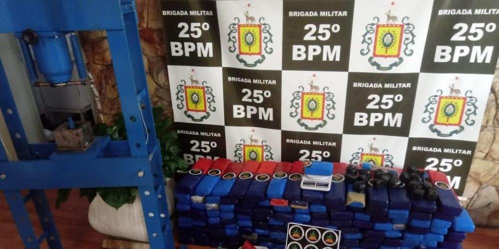 Tijolos de maconha foram encontrados pelos policiais no interior da residência | Foto: Brigada Militar