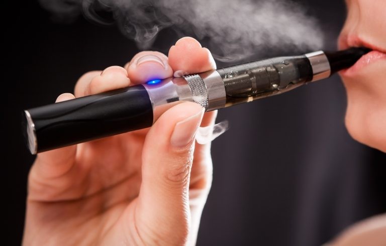 Especialistas alertam para uso de cigarros eletrônicos por jovens