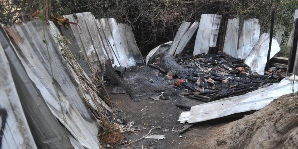 Corpo da vítima foi encontrado nos escombros da moradia consumida pelas chamas | Foto: Alina Souza / CP
