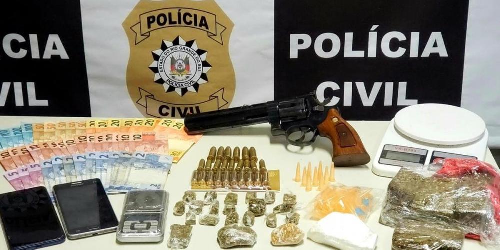 Revólver de uso restrito, drogas, dinheiro estão entre o material apreendido | Foto: Polícia Civil / CP