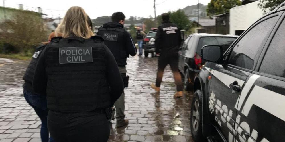 Na ação foram cumpridos três mandados de busca e apreensão e outros dois de prisão preventiva em Farroupilha, Caxias do Sul e Montenegro, sendo | Foto: Polícia Civil / CP