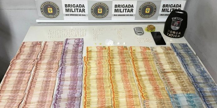 Traficante foi preso pelos policiais militares após a apreensão. Foto: BM/Divulgação