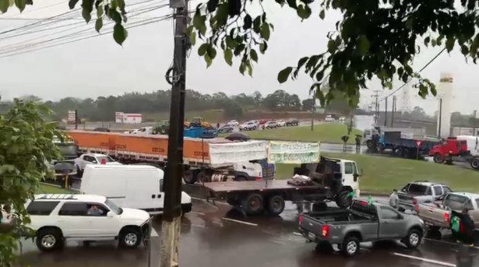 Mobilização bloqueou a pista da BR-386, em Nova Santa Rita, na manhã de terça-feira. Foto: Agência GBC/Reprodução