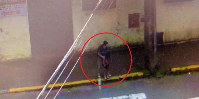 Imagens de câmeras de monitoramento mostram a criança sendo levada pelo autor do crime, que foi preso pela BM. Foto: PC/Divulgação