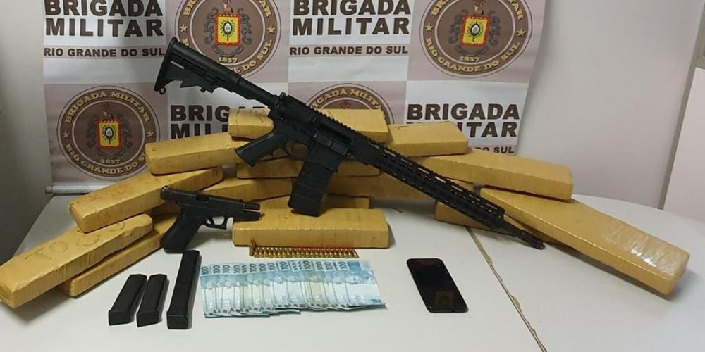 Em um dos locais da ação, os policiais militares encontraram um fuzil, uma pistola, munição e cerca de 14 quilos de maconha | Foto: BM / CP