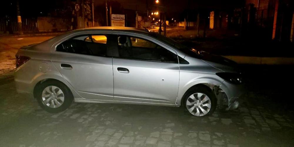 Carro roubado, abandonado por um dos ladrões, foi encontrado pelos policiais militares do 20º BPM | Foto: BM /`CP