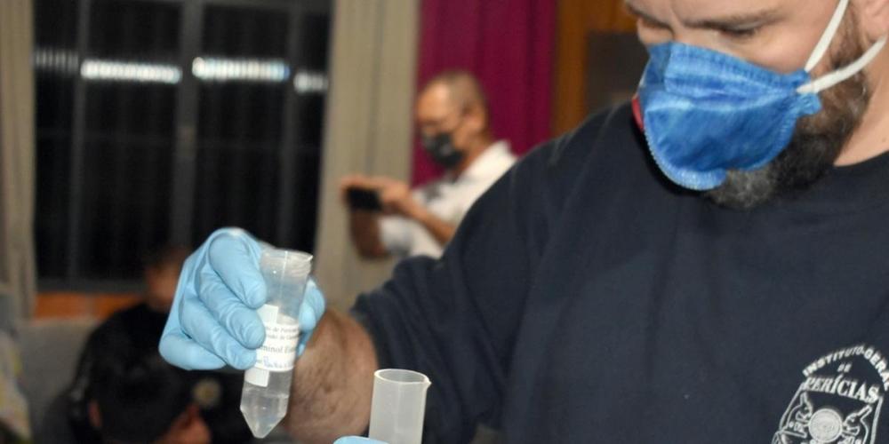 Instituto-Geral de Perícias realizou teste de luminol nas casas da família da criança e da avó, além de veículos | Foto: Juliano Piriz Latorre / IGP / CP