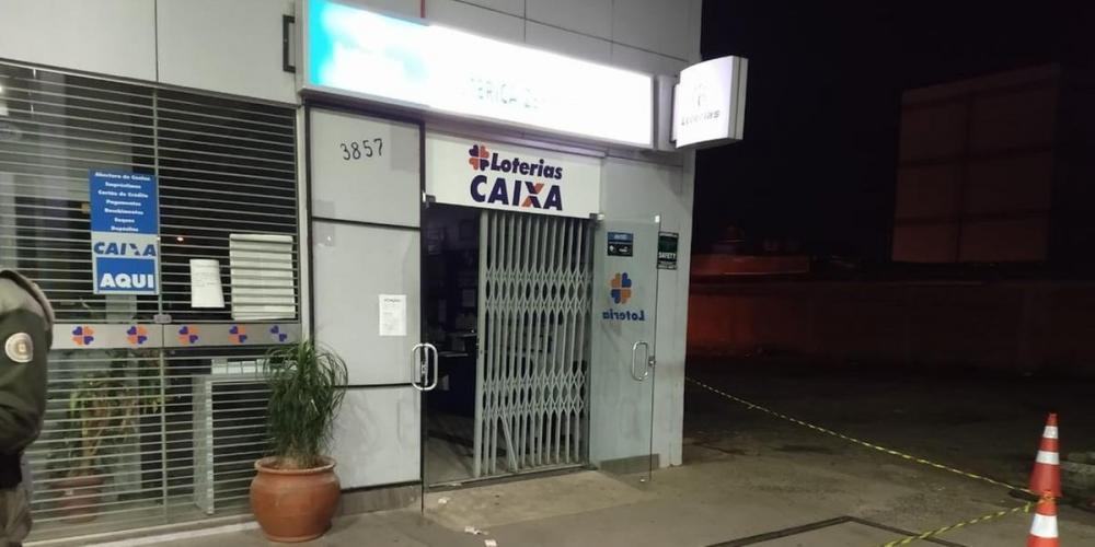 No estabelecimento comercial ficaram cédulas de dinheiro, um corta vergalhão e uma chave de fenda caídos no chão | Foto: Brigada Militar / Divulgação / CP
