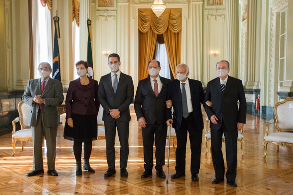 Olívio Dutra, Yeda Crusius, Eduardo Leite, José Ivo Sartori, Pedro Simon e Jair Soares em evento no Palácio Piratini — Foto: Felipe Dalla Valle/Palácio Piratini/Divulgação