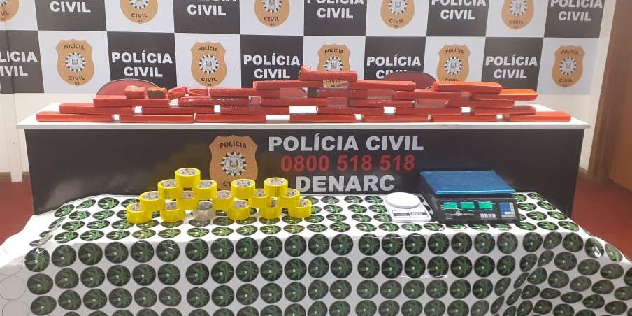 Os policiais civis apreenderam 20.240 gramas de maconha,duas balanças de precisão e centenas de adesivos | Foto: Polícia Civil / Divulgação / CP