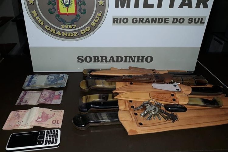 Facas, dinheiro e um fogareiro haviam sido furtados da loja