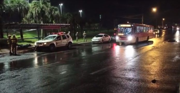 Crime ocorreu na noite da última quinta-feira, em uma parada de ônibus localizada na avenida Chuí | Foto: : Reprodução / Record TV RS