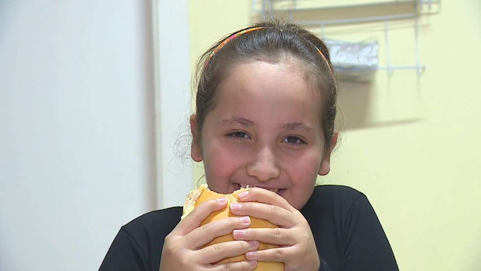 Sanduíches são levados para moradores de quatro cidades da Região Metropolitana de Porto Alegre — Foto: Reprodução/RBS TV