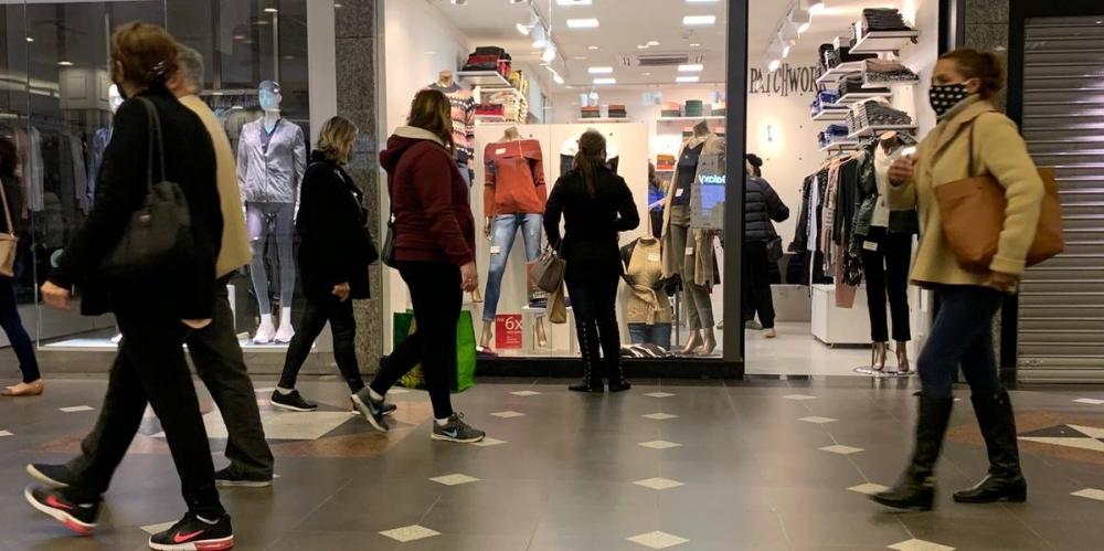 Pessoas aproveitaram a manhã de sábado para efetuarem as últimas compras nas lojas antes do novo fechamento em Porto Alegre | Foto: Alina Souza