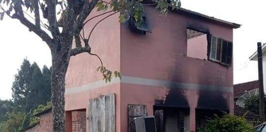 Moradia de dois pavimentos foi totalmente destruída pelo fogo ateado propositalmente em protesto contra a morta da criança | Foto: Brigada Militar / Divulgação / CP