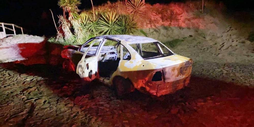 Veículo usado pelos atiradores foi localizado depois totalmente incendiado na beira do mar | Foto: Brigada Militar / Divulgação / CP