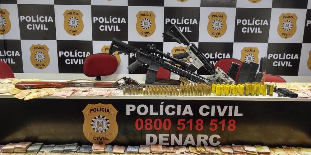 Além das armas, os agentes recolheram em torno de R$ 23 mil em dinheiro e cerca de 250 munições | Foto: Polícia Civil / Divulgação / CP