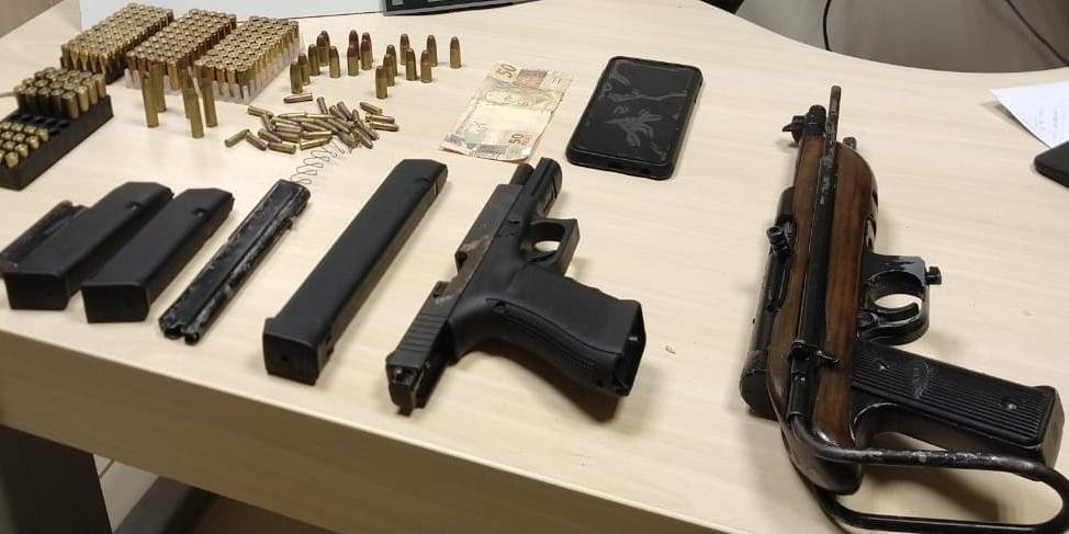 Além do armamento de origem estrangeira, farta munição foi recolhida na ação | Foto: PF / Divulgação / CP