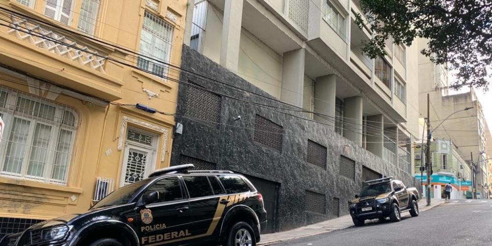 Agentes cumprem ordem judicial em um prédio residencial na esquina das ruas Duque de Caxias e Marechal Floriano Peixoto | Foto: Alina Souza / CP