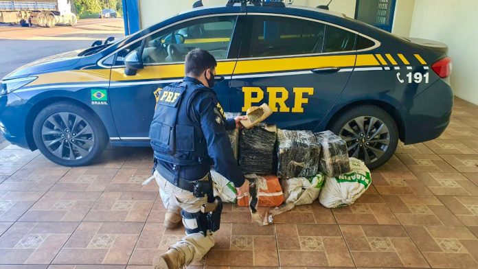 Droga foi apreendida no interior de uma Blazer. Foto: Divulgação/PRF