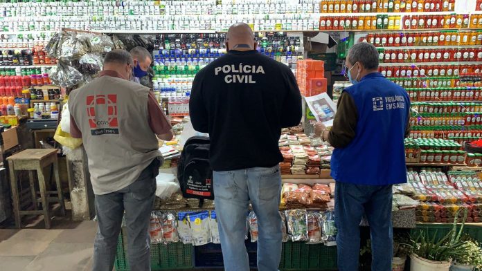Ação contou com o apoio da prefeitura, por meio da Vigilância de Alimentos. Foto: Polícia Civil/Divulgação