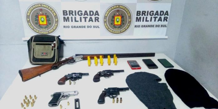 Houve apreensão de armamento, munição, touca ninja, celular e veículo | Foto: BM / Divulgação / CP
