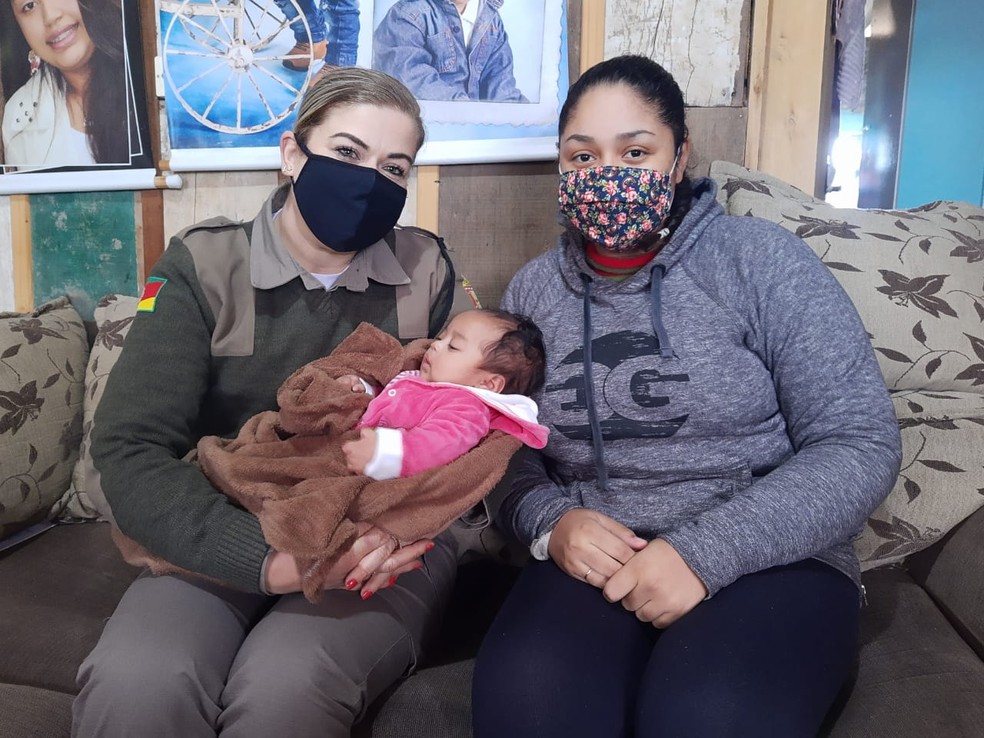 Soldado Michele com a pequena Melissa e a mãe Letícia — Foto: Divulgação / Brigada Militar