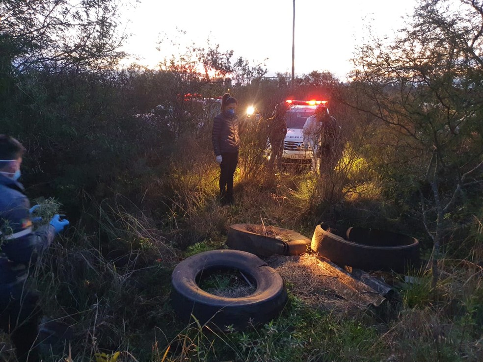 Homem indicou para a polícia localização onde enterrou o corpo da esposa em Uruguaiana — Foto: Alfredo Pereira/RBS TV
